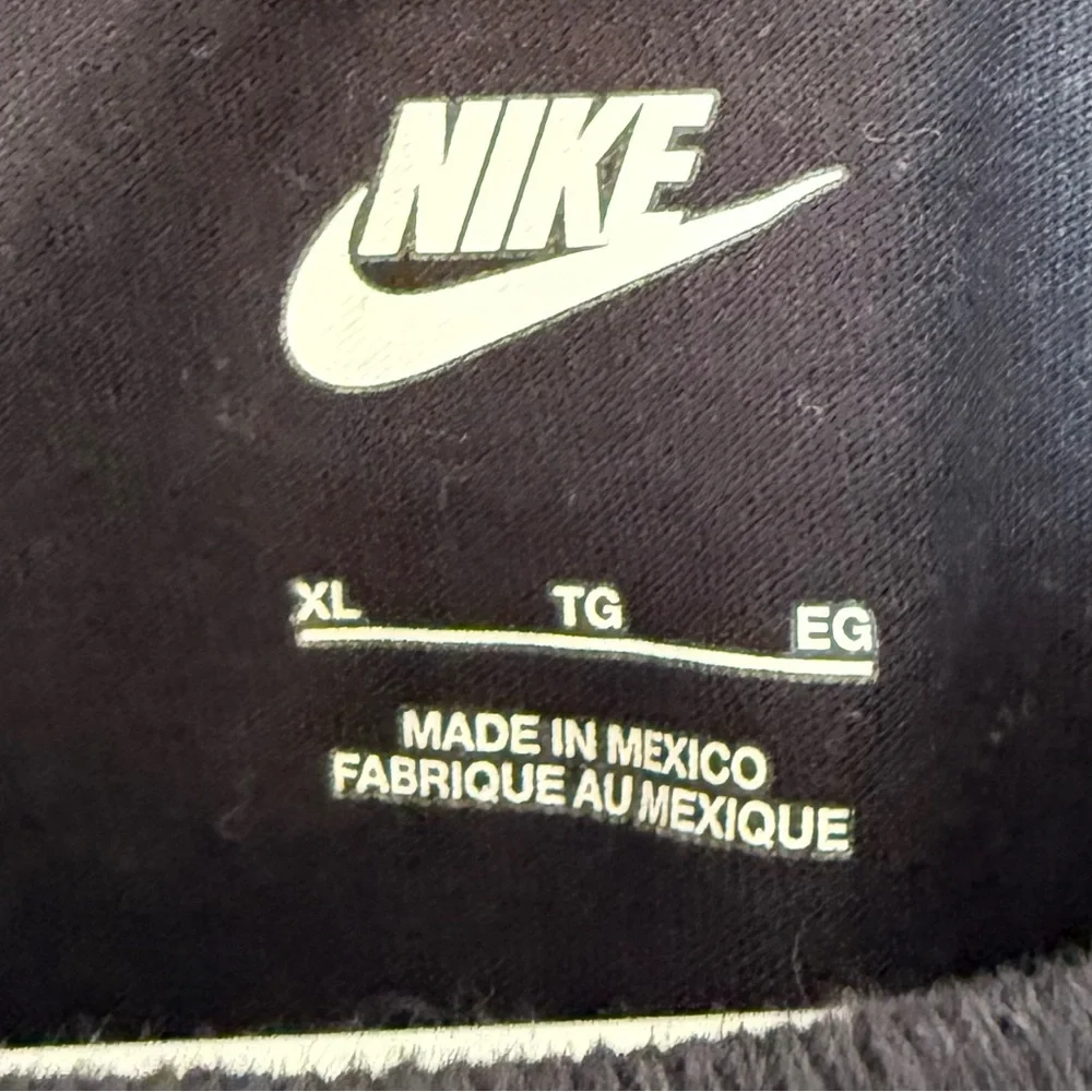 Nike Men's Graphic Black Tee - Picture 2 of 4